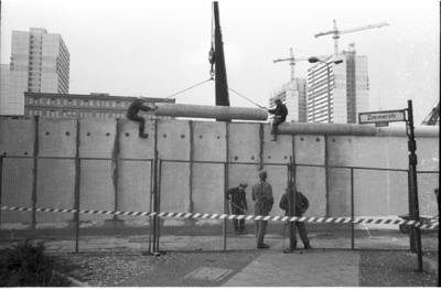 Anbringen der Rohrauflage auf die Betonsegmente der Grenzmauer 75 mit einem Kran an der Zimmerstraße