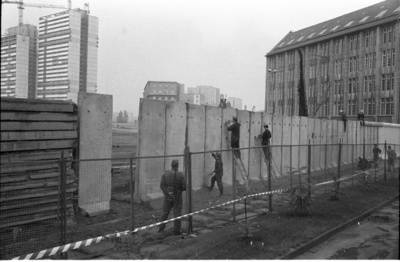 Verspachtelung der Betonsegmente beim Aufbau der Grenzmauer 75 an der Zimmerstraße