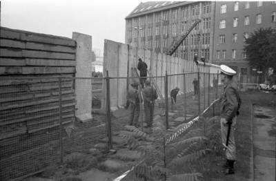 Verspachtelung der Betonsegmente beim Aufbau der Grenzmauer 75 an der Zimmerstraße