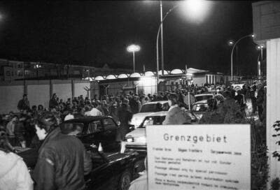 Menschenmenge an der Grenzübergangsstelle Bornholmer Straße