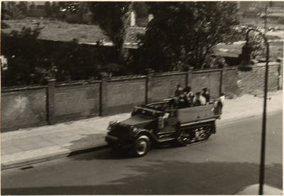 Französische Patrouille mit Kettenfahrzeug und mitfahrenden Kindern vor der Mauer des Sophienfriedhofs