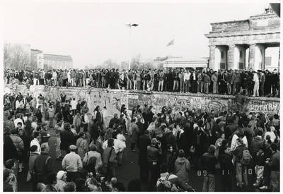 Menschenmassen auf der Panzermauer vor dem Brandenburger Tor;