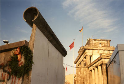 Geöffnete Panzermauer am provisorischen Grenzübergang Brandenburger Tor