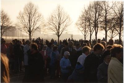 Menschen stehen auf dem Platz des 18. März unmittelbar vor dem Brandenburger Tor