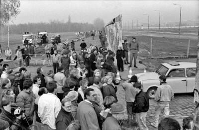 Menschenmenge am provisorischen Grenzübergang Potsdamer Platz
