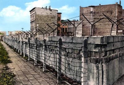Kreuzberger Grenzhäuser hinter Grenzmauer der ersten Generation
