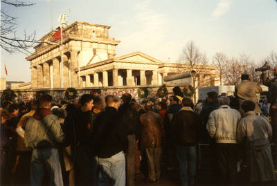 Menschenmenge vor dem provisorischen Grenzübergang Brandenburger Tor