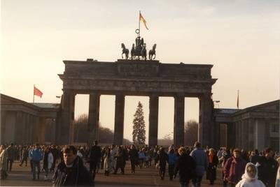 Menschen durch das Brandenburger Tor laufend