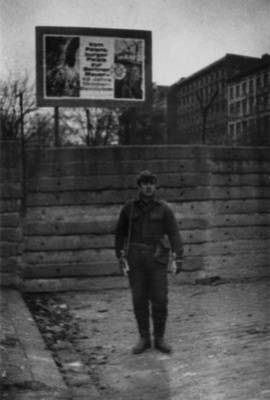 Grenzsoldat Reinhard Lüddecke vor der Grenzmauer