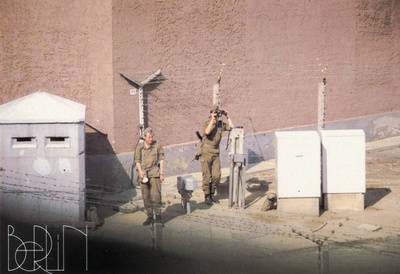 Grenzsoldaten beim Beobachten zwischen Postenbunker und Signalzaun;
