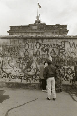 Besucher an der Panzermauer am Brandenburger Tor
