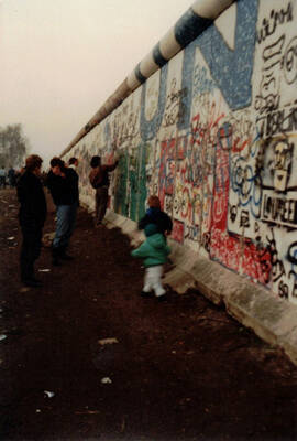Schaulustige an der Grenzmauer an der Ebertstraße