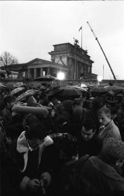 Presse in der Menschenmenge bei der Öffnung des Grenzübergangs Brandenburger Tor (Nord)