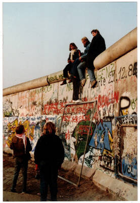 Jugendliche auf der Grenzmauer an der Ebertstraße