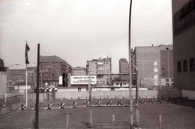 Grenzanlage an der Grenzübergangsstelle Friedrichstraße mit Staatswappen und Willkommensschild der DDR