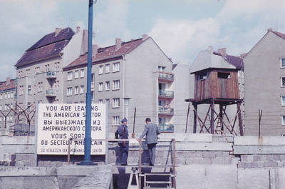 Aussichtsplattform und Wachturm aus Holz auf der Lohmühlenbrücke