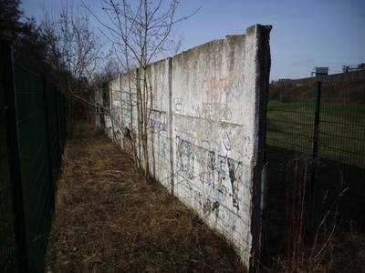 Grenzmauer in Betonplattenbauweise am Kiesteich nahe der Rudower Höhe