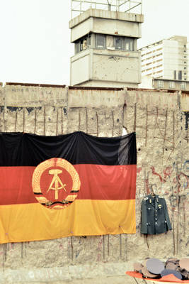 Verkauf verschiedener Uniformstücke und eine DDR-Fahne in der Markgrafenstraße