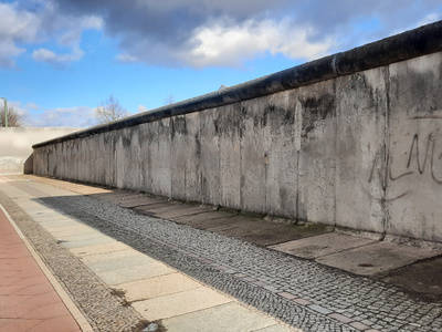 Grenzmauer 75 aus Betonfertigelementen an der Bernauer Straße;