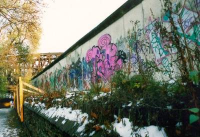 Grenzmauer 75 mit Graffiti und Liesenbrücke