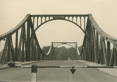 GÜSt Glienicker Brücke mit geschlossenem Schlagbaum