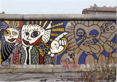 Mauerkunst mit bunten Figuren an der Grenzmauer 75 am Bethaniendamm