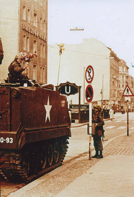 US-Soldat mit Blumenstrauß auf einem Schützenpanzer am U-Bahnhof Kochstraße