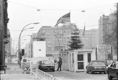 Grenzverkehr am Checkpoint Charlie in der Weihnachtszeit