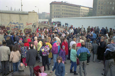 Menschenmenge passiert an neuen Grenzübergang an der Bernauer Straße/Eberswalder Straße