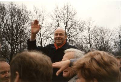 Walter Momper grüßt in die Kamera vor der Startlinie zum Ersten Gesamtberliner Neujahrslauf