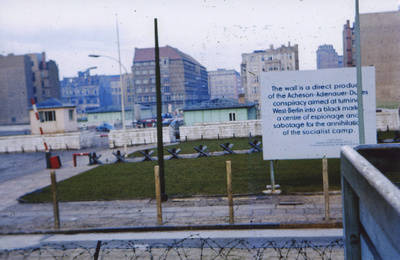 DDR Propagandaschild in englischer Sprache an der Grenzübergangsstelle Friedrichstraße