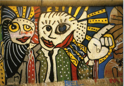 Mauerkunst mit bunten Figuren an der Grenzmauer 75 am Bethaniendamm