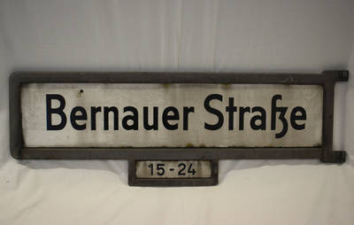 Straßenschild Bernauer Straße aus der Zeit der Berliner Mauer
