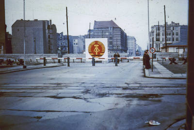 Staatswappen der DDR an der Grenzübergangsstelle Friedrichstraße