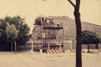 Mauerbesucher auf der Aussichtsplattform an der Eberswalder Straße