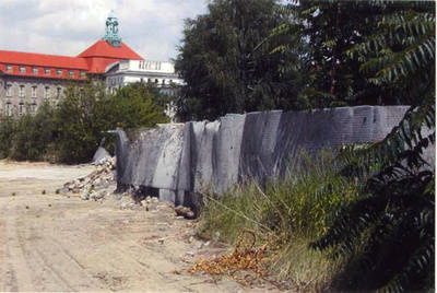 Mauerreste am Alexanderufer