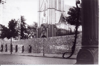 Grenzmauer vor Turm der Versöhnungskirche