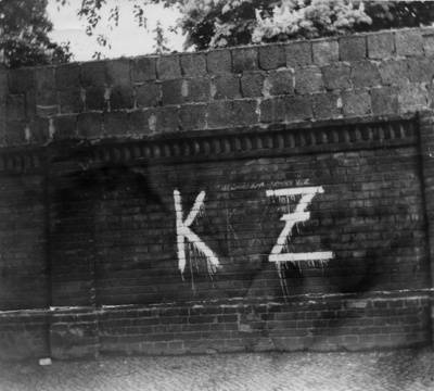Aufgemauerte Friedhofsmauer mit Graffito "KZ"