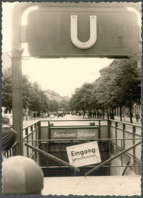 Gesperrter U-Bahneingang Bernauer Straße am 13.08.1961