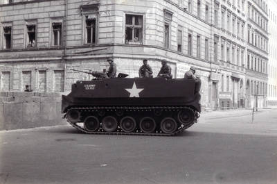US-Militärpolizisten stehen mit einem Panzer vor der Mauer in der Sebastianstraße