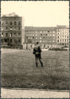 Grenzpolizist hinter Stacheldrahtsperre nahe Ruppiner Straße am 13.08.1961