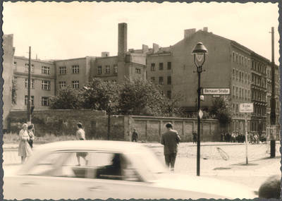 Ost-Berliner beobachten Sperrung der Strelitzer Straße am 13.08.1961