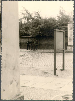 Grenzpolizisten hinter Stacheldrahtsperre in der Ackerstraße;