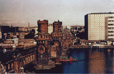 Oberbaumbrücke und das Eierhaus am Osthafen mit der Grenzübergangsstelle im Hintergrund links