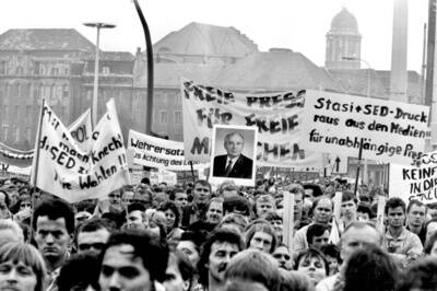 Plakate mit DDR-Kritik auf der Demonstration am Alexanderplatz am 4. November 1989