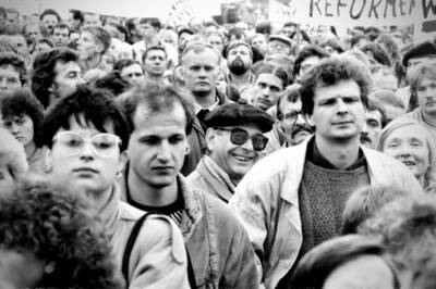 Demonstrierende auf der Demonstration am Alexanderplatz am 4. November 1989