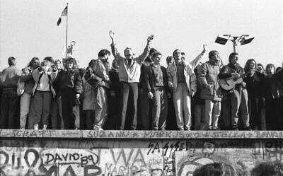 Feiernde Menschen auf der Panzermauer am Brandenburger Tor