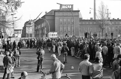 Menschenmenge vor der Grenzübergangsstelle Invalidenstraße