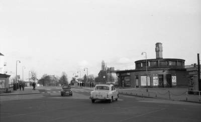 Verkehr vor der S-Bahnhaltestelle Rathaus Steglitz in den 1950er bis 1960er Jahren;