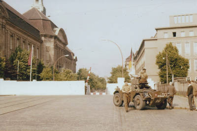 Britischer Schützenpanzer westlich vor der Grenzübergangsstelle Invalidenstraße